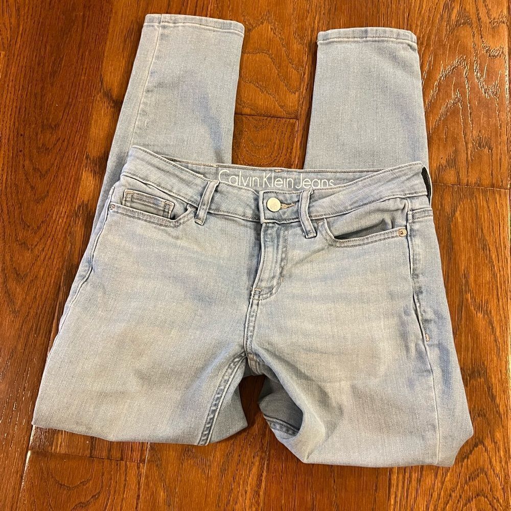 Calvin Klein Capri Jeans size 2 light wash skinny jeans
